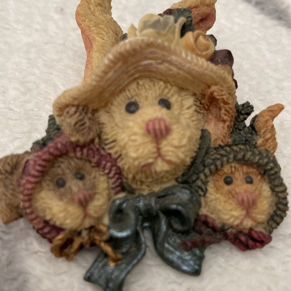 Vintage Boyds Bearwear Brooch - Mother Hare and Two Babies in Easter Hats - Picture 9 of 16
